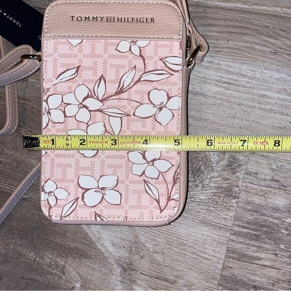 Andrea ii Phone Crossbody Bag
TOMMY HILFIGER Blush Tonal - Picture 5 of 10